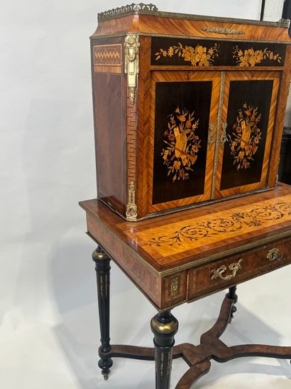Meuble secrétaire en bois et placage ouvrant...