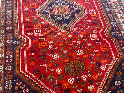 Grand tapis en laine noué main à décor sur...