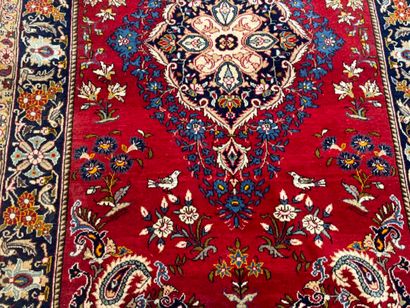 Tapis en laine noué main à décor sur fond...