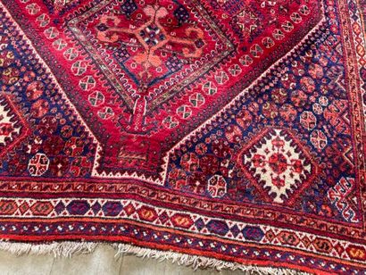 Grand tapis en laine noué main sur fond rouge...