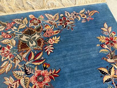 Tapis en laine noué main à décor sur fond...