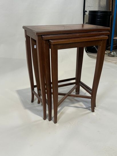 Table-gigogne en bois et placage.
60 x 50...