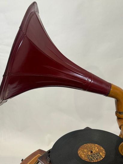 Phonographe en bois et métal, avec pavillon...