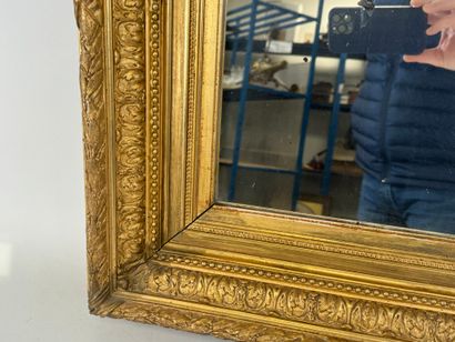 Miroir en bois et stuc doré à décor feuillagé.
40...