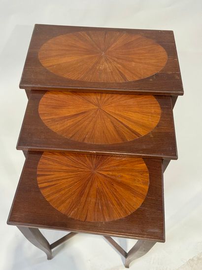 Table-gigogne en bois et placage.
60 x 50...