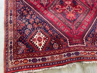 Grand tapis en laine noué main sur fond rouge...