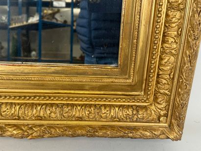 Miroir en bois et stuc doré à décor feuillagé.
40...
