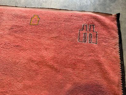 Grand tapis sur fond orangé à décor de motifs...