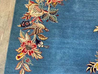 Tapis en laine noué main à décor sur fond...