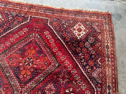 Grand tapis en laine noué main sur fond rouge...
