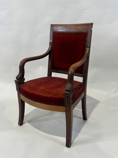 Fauteuil en bois mouluré et sculpté, les...