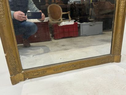 Miroir en bois et stuc doré à décor feuillagé.
94...
