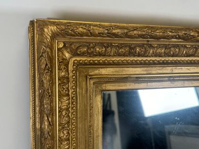 Miroir en bois et stuc doré à décor feuillagé.
40...