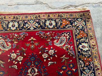Tapis en laine noué main à décor sur fond...