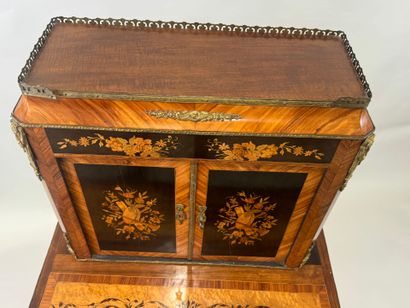 Meuble secrétaire en bois et placage ouvrant...