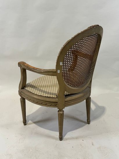 Fauteuil médaillon, le dossier canné en bois...