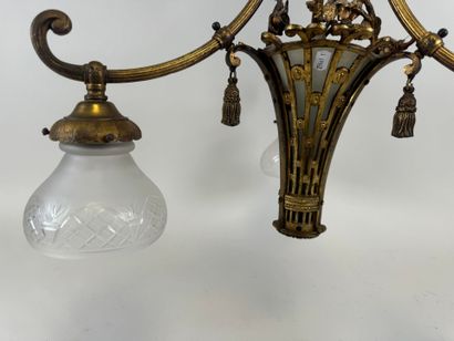 Lustre en métal doré ajouré à trois bras...
