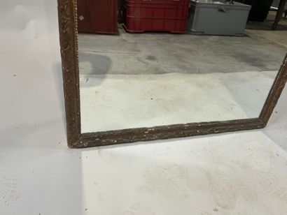 Miroir à fronton en bois et stuc doré à décor...