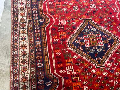 Grand tapis en laine noué main à décor sur...