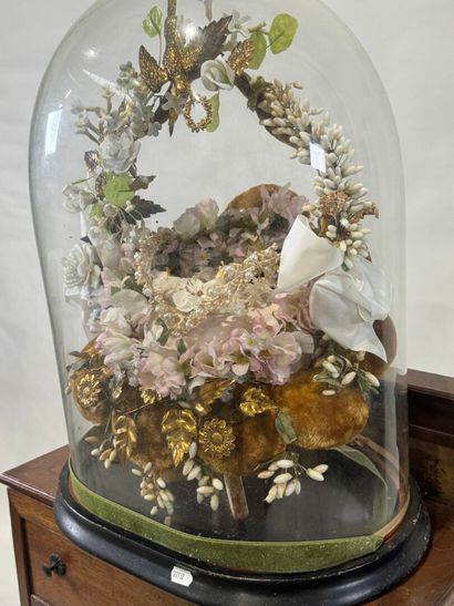 Grand globe de mariée en bois noirci et verre,...