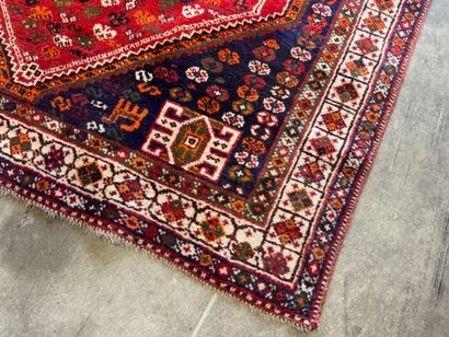 Grand tapis en laine noué main à décor sur...