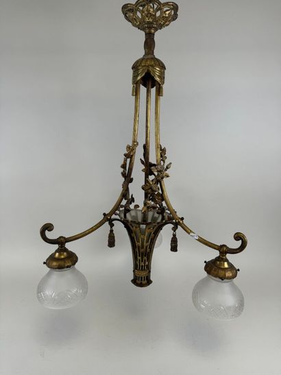 Lustre en métal doré ajouré à trois bras...