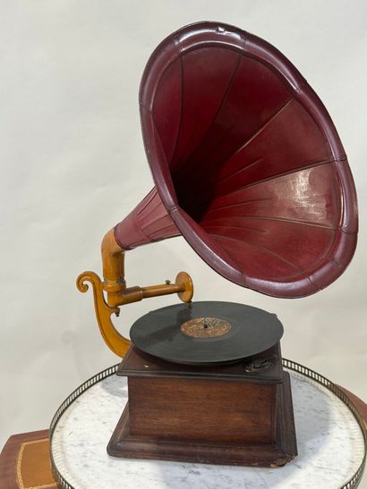 Phonographe en bois et métal, avec pavillon...