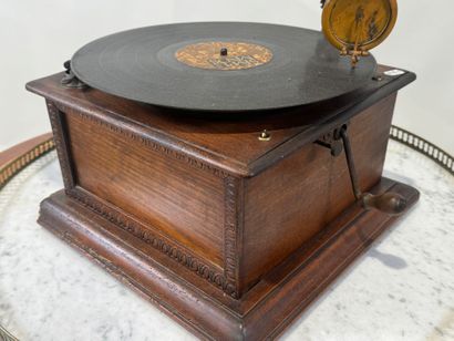Phonographe en bois et métal, avec pavillon...