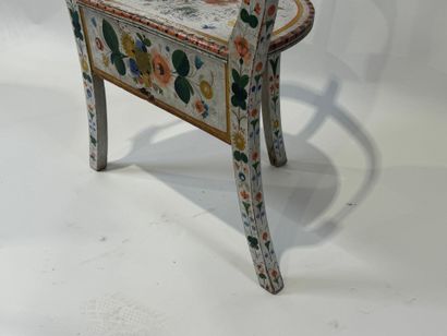 Petit fauteuil en bois peint à décor de fleurs,...