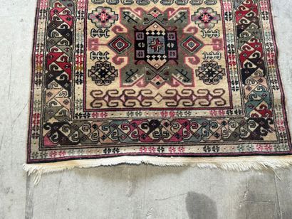 Tapis en laine noué main à décor de motifs...
