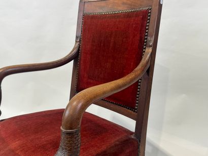 Fauteuil en bois mouluré et sculpté, les...