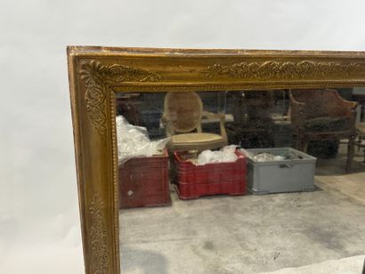 Miroir en bois et stuc doré à décor feuillagé.
94...