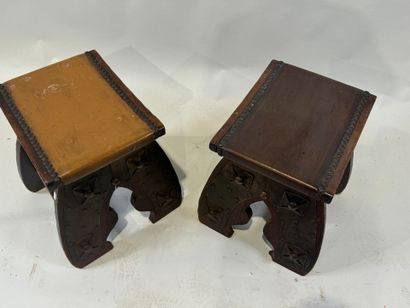 Deux tabourets en bois teinté, ornementations...