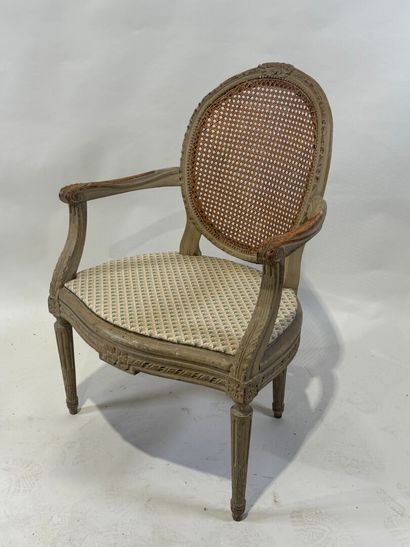 Fauteuil médaillon, le dossier canné en bois...