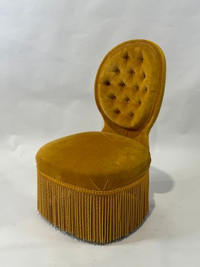 Petite chauffeuse en velours jaune capitonnée.
77...