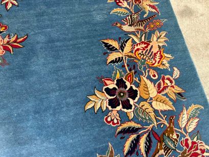 Tapis en laine noué main à décor sur fond...
