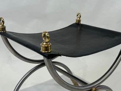 Fauteuil curule en métal brossé et doré,...