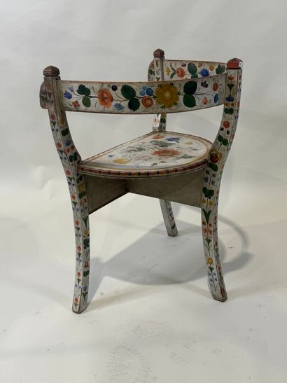 Petit fauteuil en bois peint à décor de fleurs,...