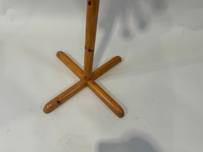 Porte-manteau en pin teinté à six patères.
H....