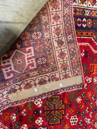Grand tapis en laine noué main à décor sur...