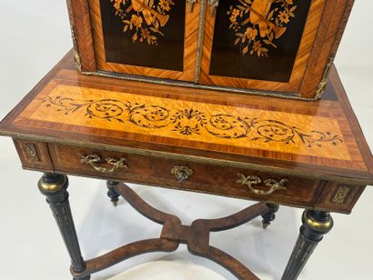 Meuble secrétaire en bois et placage ouvrant...