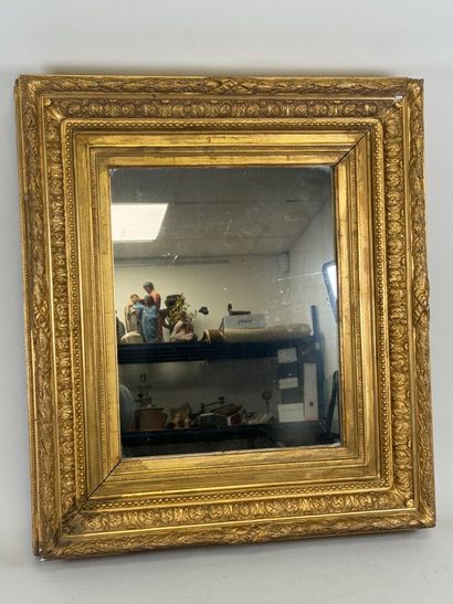 Miroir en bois et stuc doré à décor feuillagé.
40...