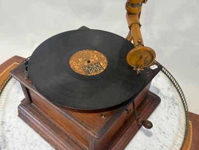 Phonographe en bois et métal, avec pavillon...
