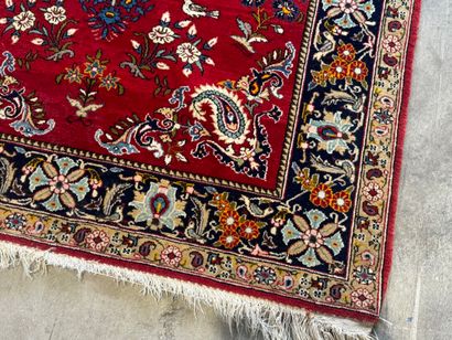 Tapis en laine noué main à décor sur fond...