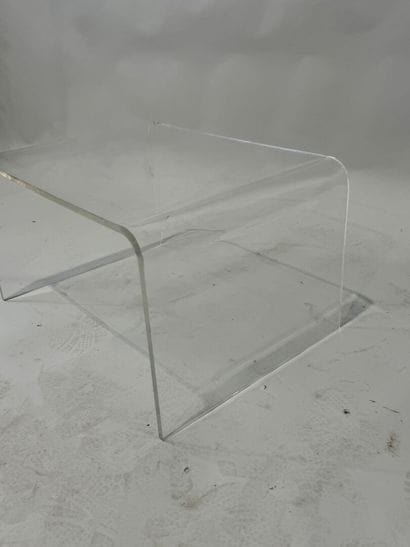 Bout de canapé en plexiglas.
31 x 55 x 39,5...