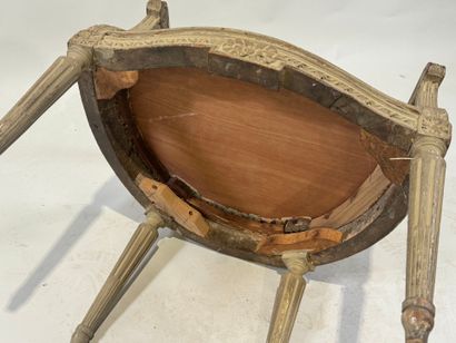Fauteuil médaillon, le dossier canné en bois...