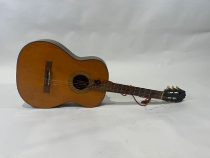 COUESNON (Luthier à Mirecourt).
Guitare classique.
L....