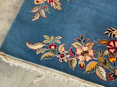 Tapis en laine noué main à décor sur fond...