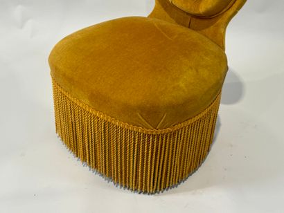 Petite chauffeuse en velours jaune capitonnée.
77...