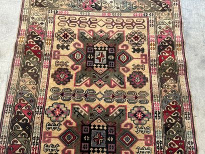 Tapis en laine noué main à décor de motifs...